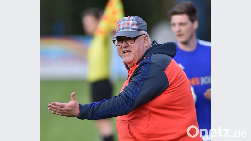 Etzenrichts Trainer Rüdiger Fuhrmann muss seine Truppe auf den unbekannten Relegationsgegner Hersbruck einstellen. Bild: Alfred Schwarzmeier