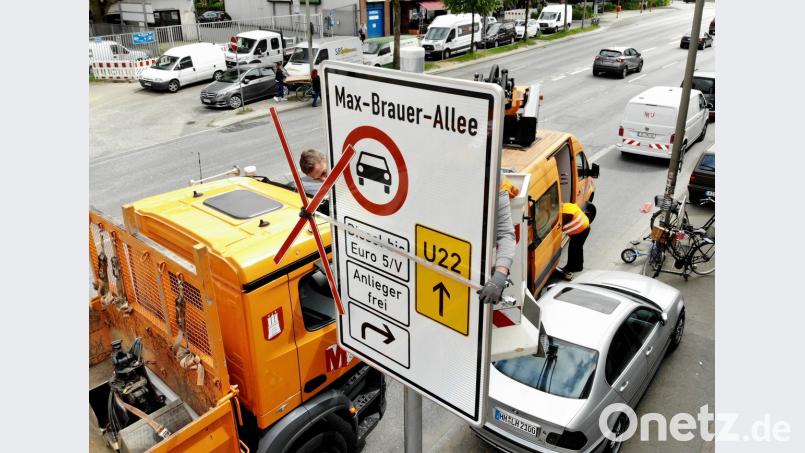 Ein Fahrverbotsschild für Fahrzeuge mit Diesel-Motor bis Euro 5 wird an der Zufahrt zur Max-Brauer-Allee in Hamburg aufgehängt.  	Bild: Daniel Bockwoldt/dpa