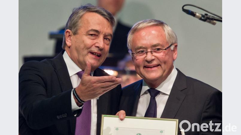 Der damalige DFB-Präsident Wolfgang Niersbach (links) überreicht dem damaligen Fußballfunktionär Horst R. Schmidt die Ehrenmitgliedschaft im DFB. In der Affäre um die Fußball-WM 2006 hat die Staatsanwaltschaft Frankfurt die drei früheren DFB-Funktionäre Zwanziger, Niersbach und Schmidt wegen Steuerhinterziehung angeklagt.  	Bild: Daniel Karmann/dpa