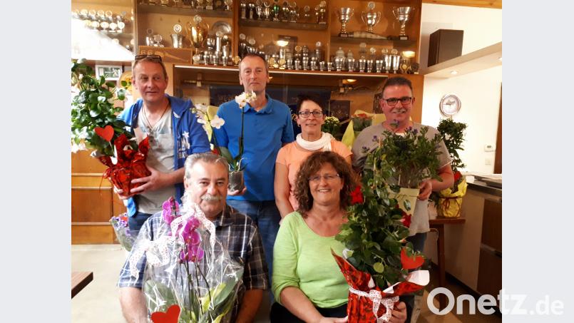 Damenleiterin Christa Reindl (hintere Reihe zweite von rechts) mit den Gewinnern des Muttertagsschießens. Mit auf dem Bild die Erstplatzierte Erika Hirsch (sitzend rechts). Neumann, Jochen [NJN]