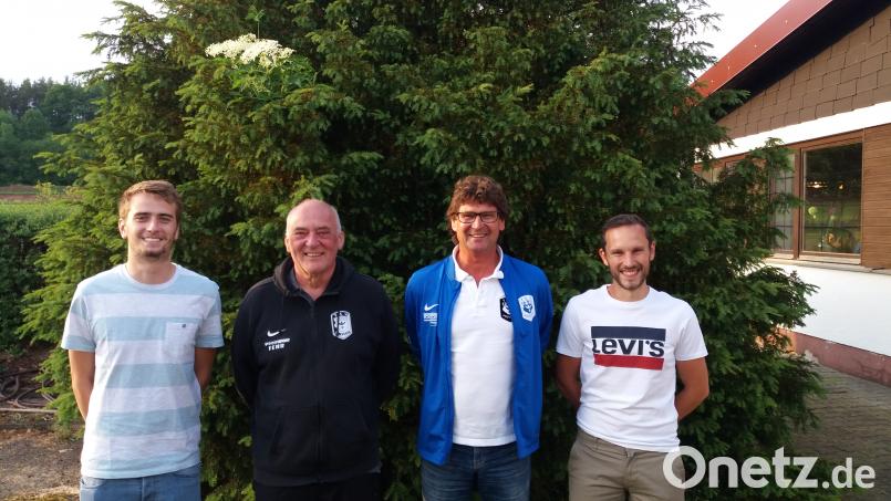 &lt;p&gt;Bild v. li.: Zum Abschied &amp;uuml;berreichten Spielf&amp;uuml;hrer Michael Pfleger, 1. Vorstand Josef Sirtl und Abteilungsleiter Christoph Ackermann dem scheidenden Trainer (2. v. re.) Pr&amp;auml;sente in Form von Gutscheinen.&lt;/p&gt;
 FFZ