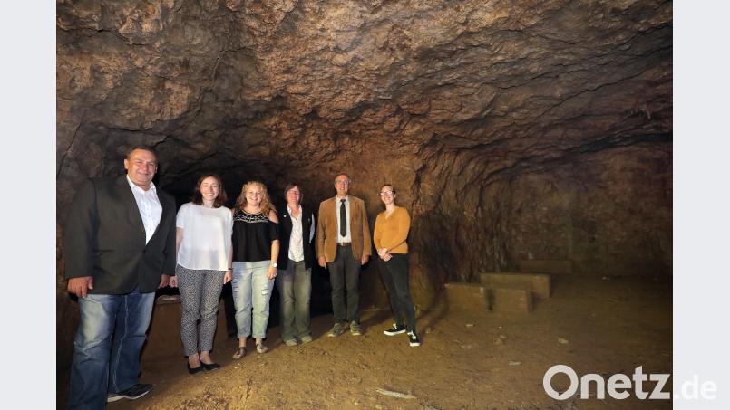 Im Bräukeller sollen die Fledermäuse wohnen. Armin Friedrich, Huberta Bock (beide Amt für ländliche Entwicklung), Nina Forster (Projektleitung), Bürgermeister Franz Mädler und Jacqueline Langhorst (Internationale Jugendgemeinschaftsdienste) sind voller Vorfreude auf das Workcamp in den Sommerferien, bei denen Jugendliche aus aller Welt eine Brutstätte für Fledermäuse sanieren. Steinbacher, Wolfgang [WSB]