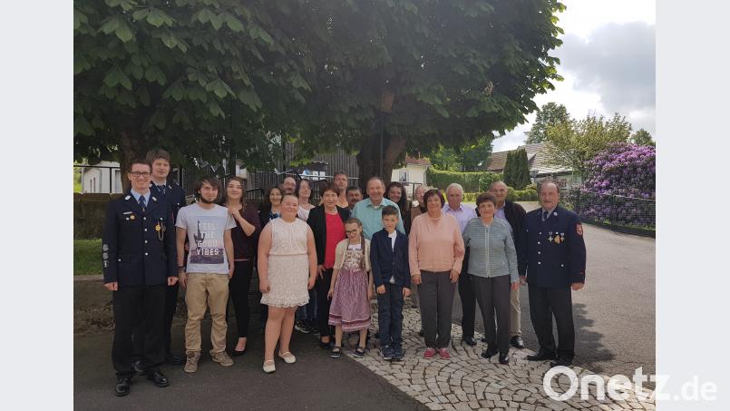 Josef Frank (Bildmitte mit Lebensgefährtin Marianne) freute sich über die vielen Glückwünsche zu seinem 70. Geburtstag. Mit im Bild Sohn Andreas, Schwiegertochter Martina und Enkelin Vivien sowie die Abordnungen der verschiedenen Vereine. BIR, Autor [BIR]