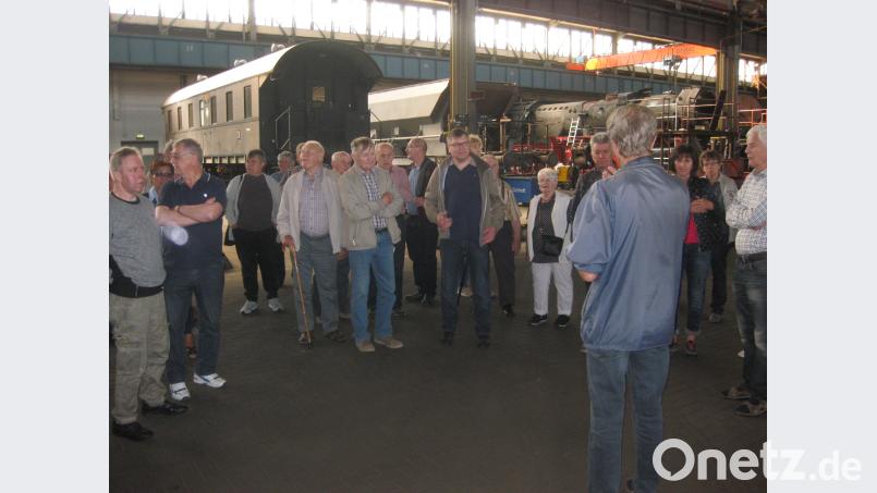 Die Neualbenreuther Reservisten in der großen Werkhalle in Meiningen. Artur Kursawe (links) hatte den Ausflug initiiert. exb