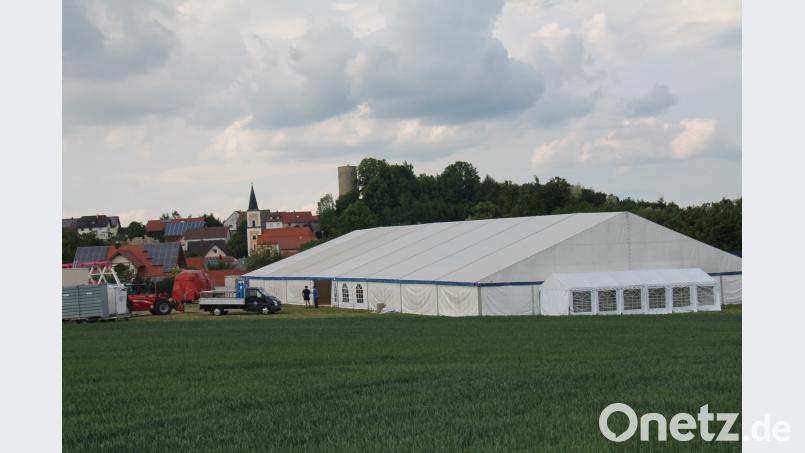 Es ist angerichtet für die 800 Jahrfeier in Thanstein. Das Festzelt für 1500 Personen sowie der Vergnügungspark steht und das Heimatfest für Jung und Alt kann am Freitag starten. dl
