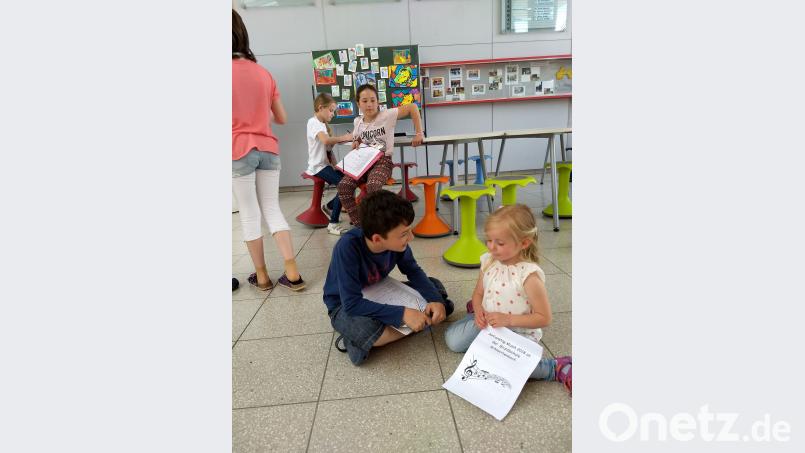 Junger Reporter befragt kleinen Gast. HFZ, Autor [PHFZ] (autor-hfz@onetz.de)