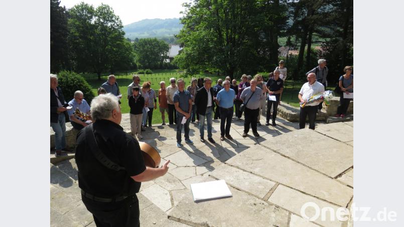 Auf dem deutschen Soldatenfriedhof in Viéville-sous-les-côtes legen Franz Stahl und Jean-Pierre Meur Blumen nieder. Peter Gold hat die Gitarre dabei, alle singen das Friedensliedes „Sag’ mir, wo die Blumen sind“. ubb