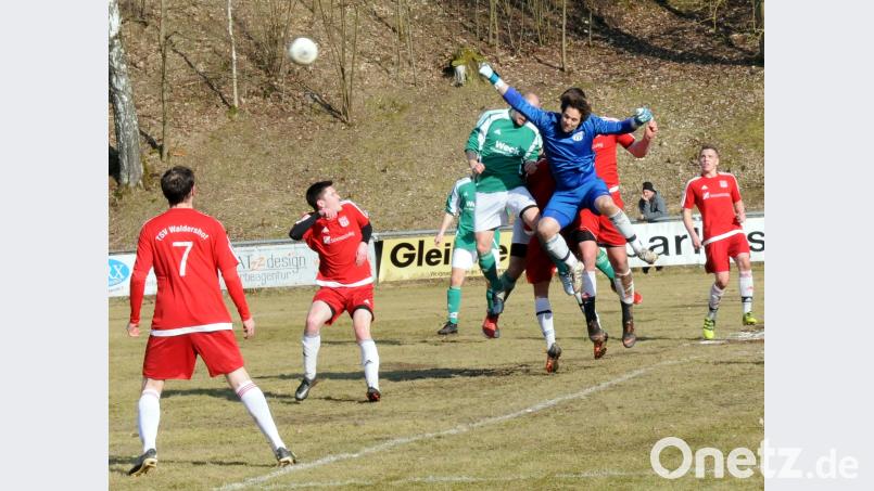 Der Kreisliga-Süd-13. TSV Waldershof (im Bild Torwart Max Meichner bei einer Faustabwehr) trifft am Freitag im ersten Relegationsspiel auf den TSV Neualbenreuth (Zweiter der Kreisklasse Ost). hho