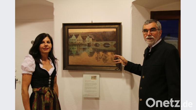 Angela Weigert und Martin Mayer vor Schilbachs Kallmünz-Gemälde aus den 1920er Jahren, ein Geschenk der Witwe des früheren SPD-Landtagsabgeordneten Xaver Wolf. Die Ausstellung "Von Münter bis Miller", Teil 2 der Reihe "Kallmünz mit den Augen der Maler", ist bis 10. Juni - Samstag, Sonntag und Feiertage 13.30 bis 18 Uhr - im Alten Rathaus von Kallmünz zu sehen.  	Bilder: Herda (4)