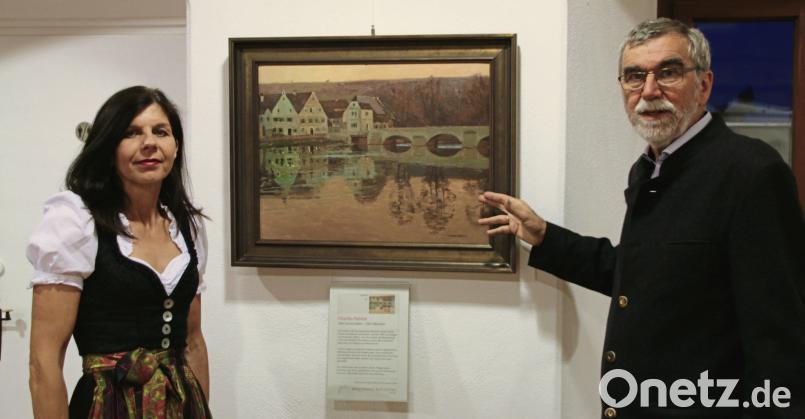 Angela Weigert und Martin Meyer vor Schilbachs Kallmünz-Gemälde aus den 1920er Jahren, ein Geschenk der Witwe des früheren SPD-Landtagsabgeordneten Xaver Wolf. Herda, Jürgen [JRH]
