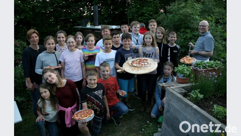 Angeführt von Gruppenleiterin Rebecca Müller (links) marschierten die künftigen Firmlinge am Abschlussabend nach Thann. Den dortigen Pizzaofen beheizte Karl Schreier (rechts). Robl, Werner [WRO] (werner@robl-media.de)