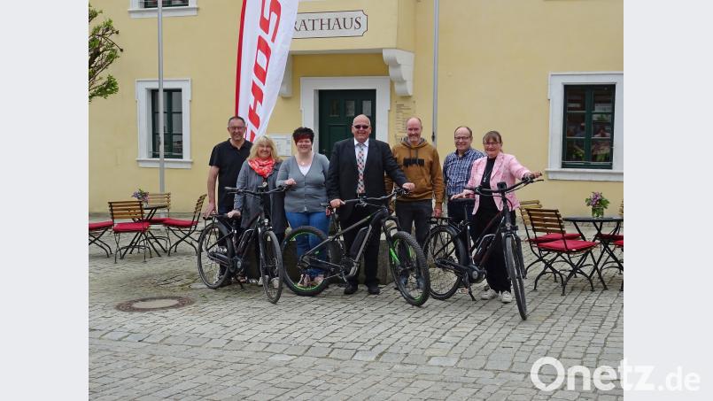 Bei der Übergabe der Fahrräder (von links) Alfons Schnurrer, Brigitte Meyer und Nicole Rustler vom Fremdenverkehrsverein, Bürgermeister Klaus Meyer, Ghost-Areal-Sales Manager Christian Morgenroth, Jürgen Rath vom Sibyllenbad und die Leiterin der Gäste-Information, Ursula Stingl. enz