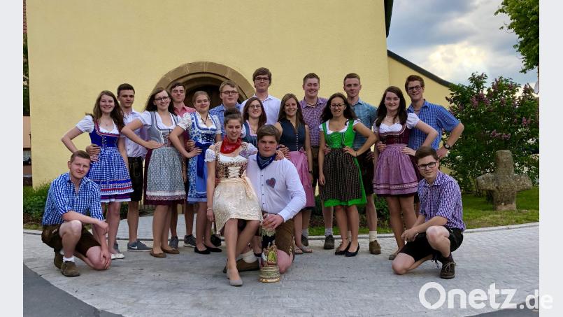 Elf fesche Kirwapaare tanzen am Sonntag auf dem Krickelsdorfer Dorfplatz den Kirwabaum aus. Gefeiert wird drei Tage vom Samstag bis zum Montag. u