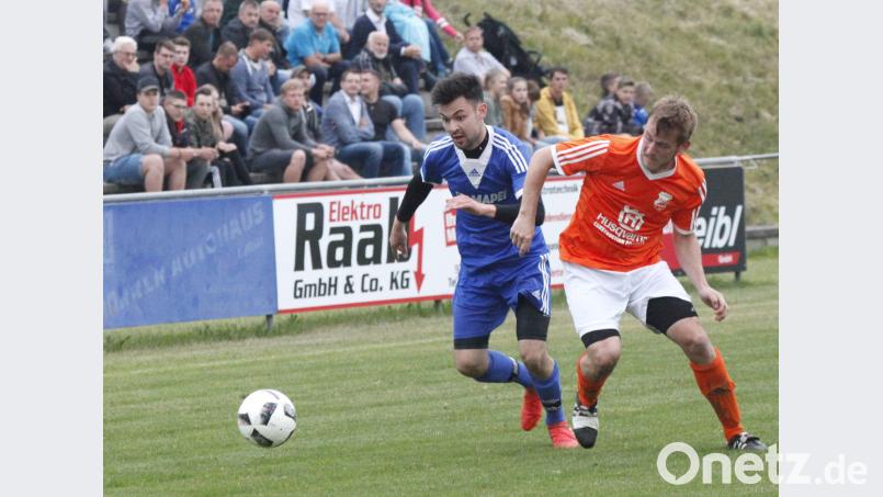 Mit 2:1 besiegte der SV Schwarzofen im ersten Relegationsspiel zur Landesliga den ASV Veitsbronn-Siegelsdorf. Die Szene zeigt einen Zweikampf zwischen Christoph Gietl (SV, links) und Thomas Schilmeier (ASV, rechts). Hirsch (RHI), Rudolf [RHI] (RUDOLF.HIRSCH@T-ONLINE.DE)