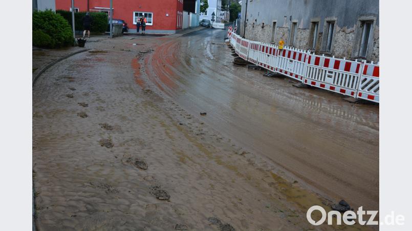 Schlamm und Dreck auf der Straße, rechts die Baustelle Schafferhof. jr