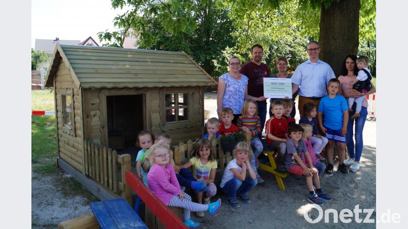 Der Elternbeirat spendet ein Holzspielhaus. du