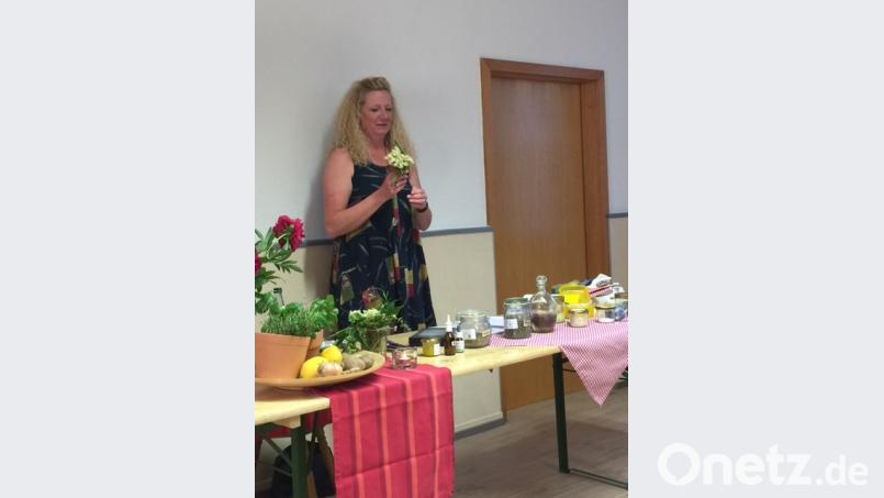 Frau Beyer mit einer frischen Hollunderblüte, die bei vielen Leiden lindern kann. SIP, Autor [SIP] (<a href=