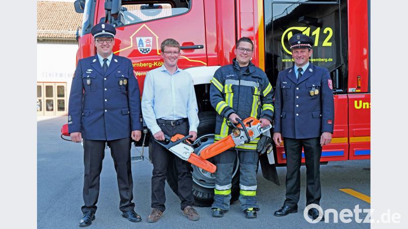 Die Feuerwehr-Verantwortlichen freuten sich über die neuen Motorsägen, die Thomas Weber gespendet hat. Bild: twi