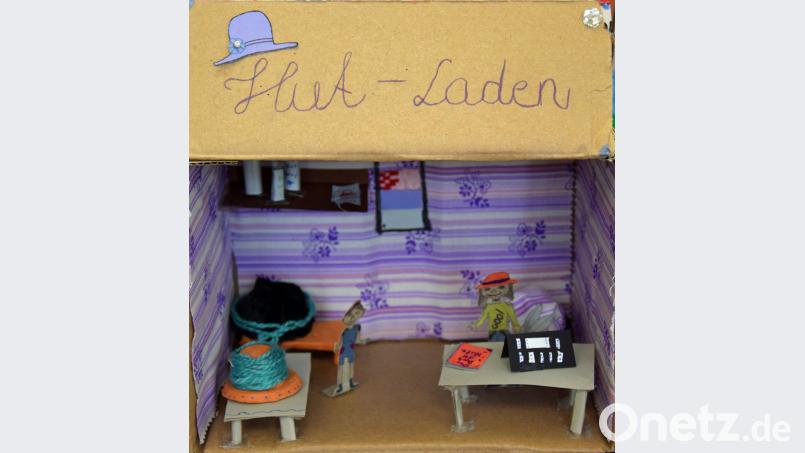 Inspiriert von der Modeabteilung, gestalten die Fünftklässlerinnen ihr eigenes Museum im Schuhkarton. exb