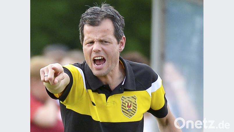 Thorsten Baierlein, der Trainer des SV Hahnbach, weilt im Urlaub und kommt erst am Abend vor dem neu angesetzten Spiel zurück. Ziegler