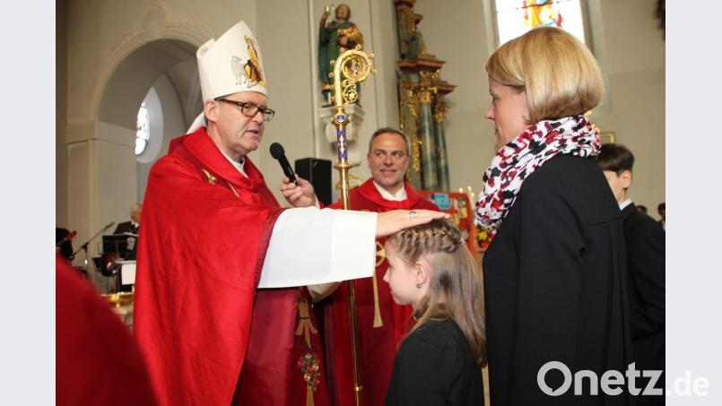 90 junge Christen aus den Pfarreiengemeinschaften Schnaittenbach/Kemnath am Buchberg und aus Hirschau/Ehenfeld sowie aus den Pfarreien Wutschdorf und Lintach firmt Weihbischof Josef Graf (links) in der Pfarrkirche St. Vitus in Schnaittenbach. Mit dabei Pfarrer Josef Irlbacher (Mitte). ads
