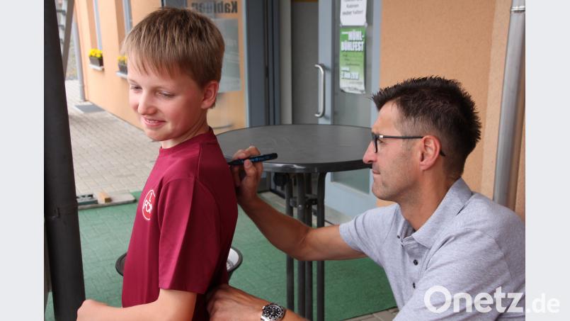 Bereitwillig gab Michael Köllner Autogramme, so wie hier bei Philipp Bartsch. Rosner, Konrad (<a href=