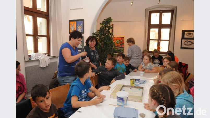 Kirchenmalerin Monika Müllner (links) erklärt den Kinder den Umgang mit Pinsel und Farbe. bey