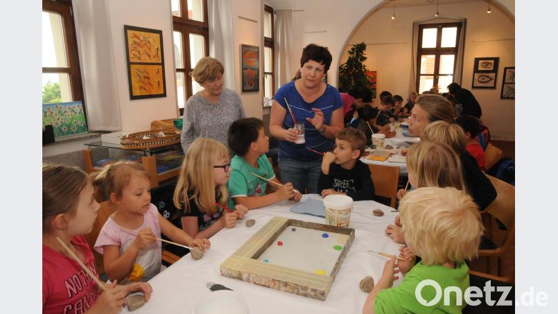 Kirchenmalerin Monika Müllner (Zweite von links) erklärt den Kindern den Umgang mit Pinsel und Farbe. bey
