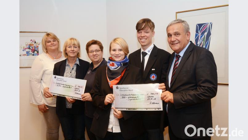 Schirmherrin Maria Seggewiß (Zweite von links) und Organisatorin Gertrud Wittmann (links) spenden den Erlös ihrer Benefizveranstaltung &quot;Charity-Gig&quot; an die DLRG und die Wasserwacht des BRK. Schönberger