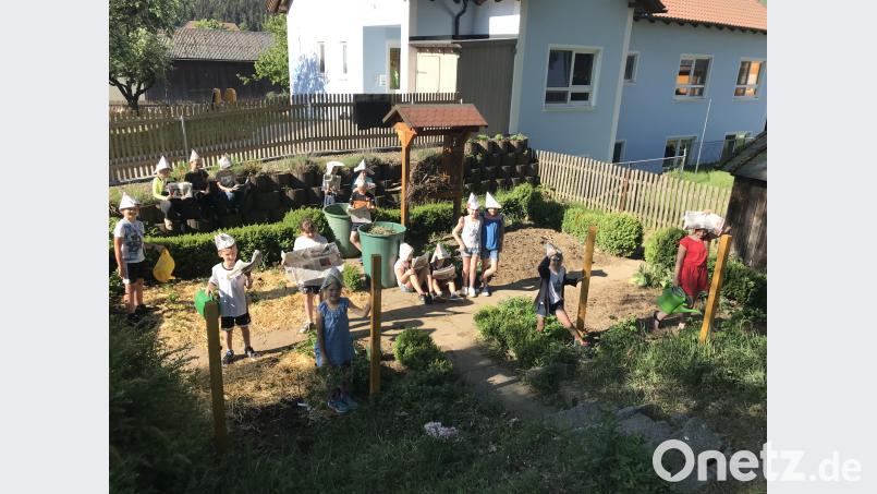 Im Schulgarten haben alle großen Spaß. hfz