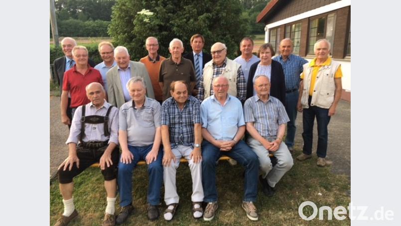 Bild (v. links): vorne: W. Uschold, M. Eichermüller, J. Grünberger, H. Schupfner, A. Fischer Mitte: F. Floth, R. Kühnelt, F. Dippl, F. Gmehling, 2. Vorsitzende Gerlinde Reichl hinten: J. Sirtl, W. Graser, F. Grafberger, F. Ficker, R. Schäffler, F. Schäffler, A. Gmehling FFZ, Autor [FFZ] (franzficker26@googlemail.com)