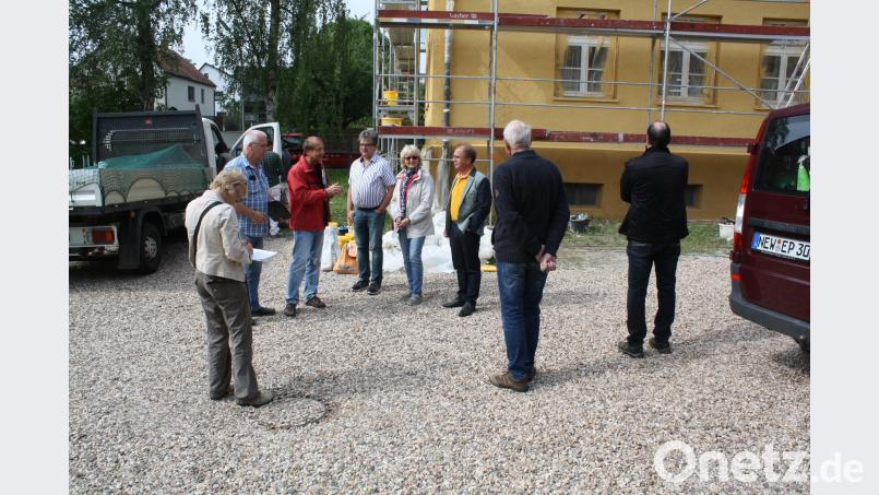 Über den Fortgang der Arbeiten am Haus der Vereine informierte Architekt Günther Lenk (Dritter von links) den Bauausschuss. Zum Monatswechsel sollen die Arbeiten an der Fassade abgeschlossen sein. Bild: bjp Piegsa, Bernhard [BJP] (DR.PIEGSA@YAHOO.FR)