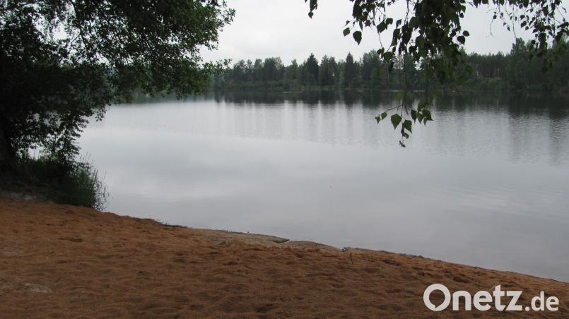 Vor allem Kinder buddeln gerne im Sand am Badestrand des Baggerweihers . sei