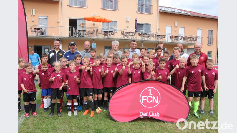 Michael Köllner inmitten der Kids und der Betreuer beim Fußballcamp des FC Tirschenreuth. Rosner, Konrad (KONRAD.ROSNER@T-ONLINE.DE)
