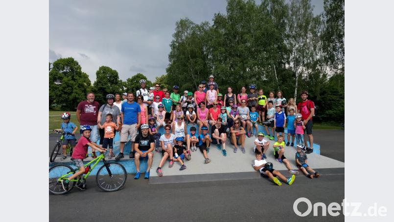 Jung und Alt beteiligen sich an der Radtour ins Südlager Vilseck. exb