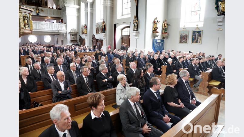 In der Vituskirche in Schnaittenbach versammelten sich neben der Familie, den Verwandten und Freunden auch viele Politiker, um Rudolf Kraus bei seinem Requiem die letzte Ehre zu erweisen. Gekommen waren unter anderem Ex-Bundeswirtschaftsminister Michael Glos, Bundestagsabgeordneter Alois Karl und Bundesverkehrsminister Alexander Dobrindt (erste Reihe, von links). Weiter hinten nahmen der ehemalige bayerische Wissenschaftsminister Thomas Goppel und der langjährige Bundesarbeitsminister Norbert Blüm Platz. Wolfgang Steinbacher
