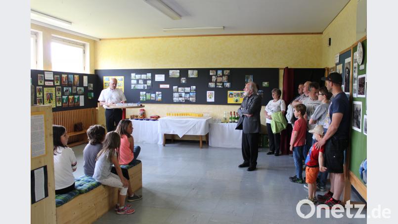 Bürgermeister Schauer  (links) konnte am Mittwoch 40 Kinder und Erwachsene zur Eröffnung der Ausstellung begrüßen. exb