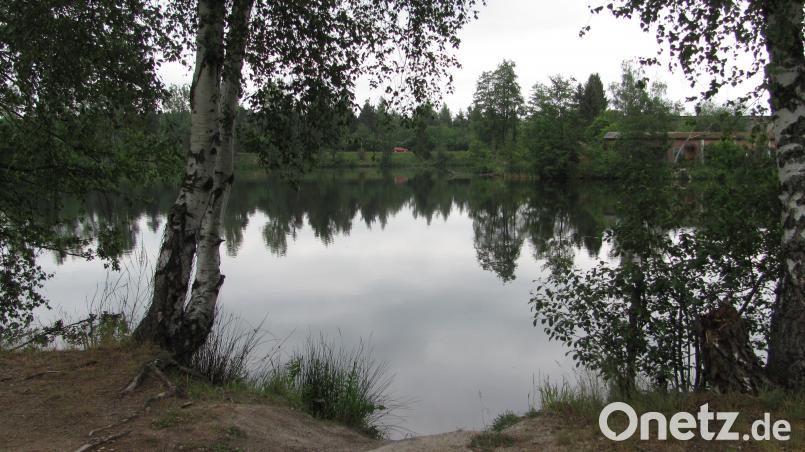 Ruhe vor dem Ansturm der Badegäste herrscht momentan noch am Manteler Baggerweiher. sei