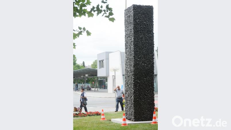 Nicht wenige grübeln am Freitag vor der neuen Stele am Neuen Rathaus. Dieser Passant hier, ein 75-Jähriger, meinte, das Kunstwerk erscheine ihm ein wenig zu düster. Glas habe er sich bunter gewünscht. Schönberger, Gabi [gsb] (gabriele.schoenberger@oberpfalzmedien.de)