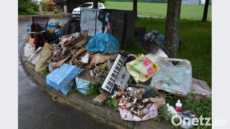 <p>Unz&amp;auml;hlige M&amp;ouml;bel, Elektroger&amp;auml;te und andere Dinge sind durch die &amp;Uuml;berschwemmung unbrauchbar geworden. Der Verein &amp;quot;Kopf hoch&amp;quot; leistet Soforthilfe und richtet ein Spendenkonto f&amp;uuml;r die Gesch&amp;auml;digten ein.</p>
 Foto: Josef Rosner