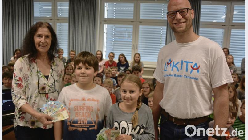 Die Klassensprecher Simon Dietz und Franziska Malzer  übergaben insgesamt 690 Euro an Timo Holub (rechts) für die Hilfsaktion &quot;Lakita&quot;. Links im Bild Schulleiterin Monika Kunz. Rosner, Josef [JR] (ROSNER.JOSEF@T-ONLINE.DE)
