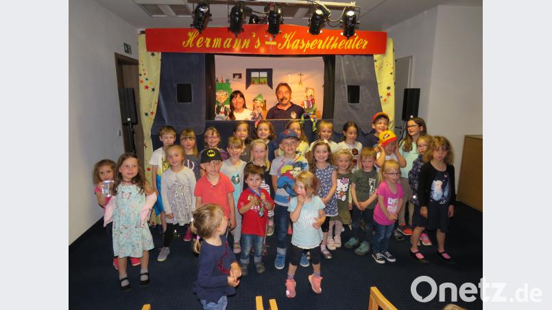 Viel Freude haben die Kinder mit Hermann´s Kasperltheater. adj