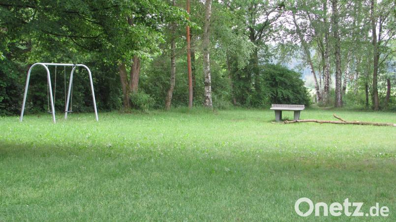 Eine Tischtennisplatte und Schaukeln ergänzen das Freizeitangebot. sei