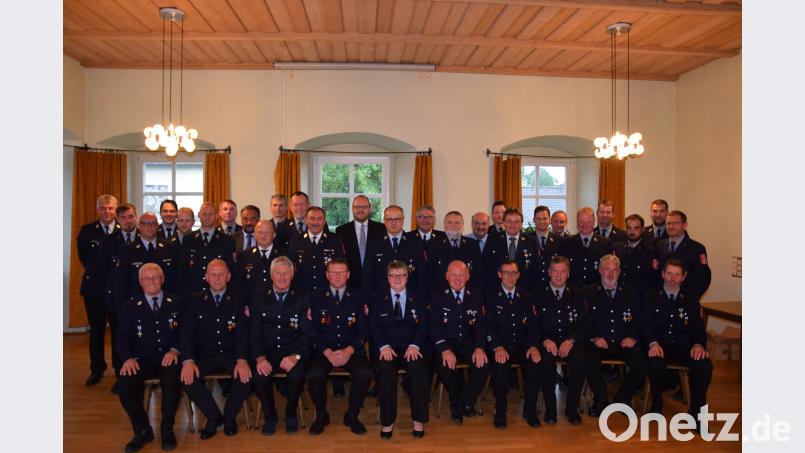 Landrat Andreas Meier ehrte 26 verdiente Mitglieder der vier Gemeindefeuerwehren, darunter die erste Frau der Waldthurner Wehr. fla
