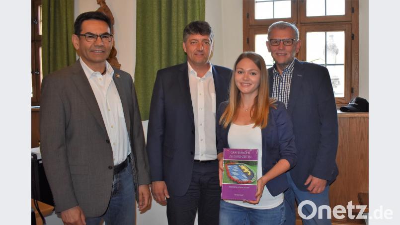 Jugendsozialarbeiterin Sabrina Sloot stellt sich im Rathaus vor. Bürgermeister Edgar Knobloch (Zweiter von links) heißt die neue Mitarbeiterin willkommen. Rektor Thomas Schmidt (links) und Jugendamtsleiter Klaus Egelseer (rechts) freuen sich, dass Sloot für die Kinder und Jugendlichen da ist. Gradl, Renate [RGR] (RENATE_GRADL@YAHOO.DE)