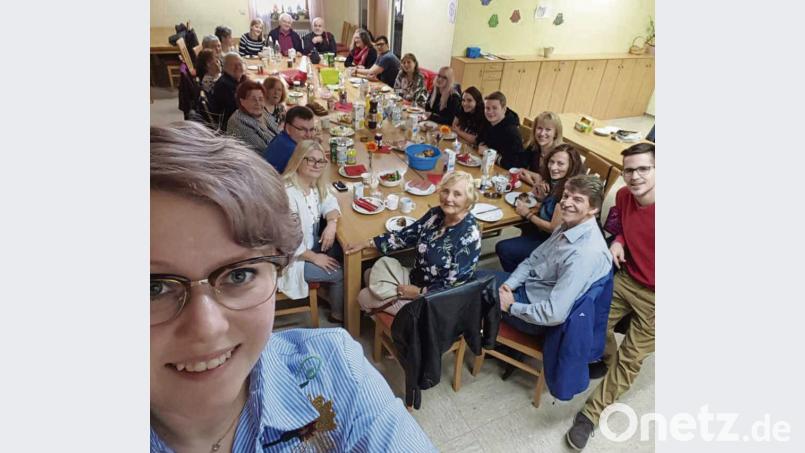 Die Teilnehmer des Frühstücks um Juso-Kreisverbandsvorsitzenden Lukas Stollner (rechts), stellvertretende Kreisverbandsvorsitzende Lisa Hartinger (links) und 60plus-Vorsitzenden Wolfgang Fesich tauschten sich über viele Themen aus. Lisa Hartinger