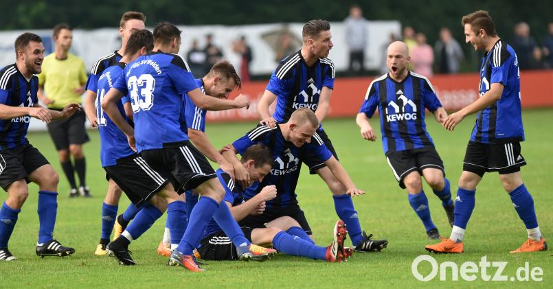 Die Spieler der SpVgg SV Weiden  freuen sich über den Ausgleichstreffer in Vach. Im Rückspiel müssen die Schwarz-Blauen auf Sieg spielen, um die 1:2-Niederlage wettzumachen. Sonst droht der Abstieg. Alfred Schwarzmeier [AF] (alfred.schwarzmeier@oberpfalzmedien.de)
