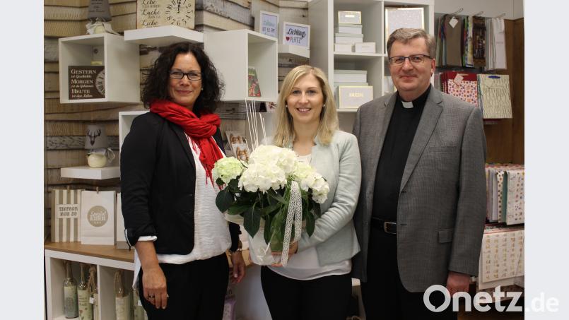 Im Bild von links Bürgermeisterin Friederike Sonnemann, Tanja Mai und Stadtpfarrer Bernd Philipp. fpoz