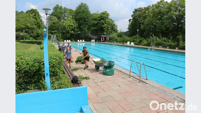 Auf Hochtouren liefen in den zurückliegenden Tagen die erforderlichen Arbeiten zum Start in die  Badesaison. Die Vorsitzende des Freibad-Fördervereins  Lisa Rauh (rechts) kümmerte sich dabei mit (von links) Sonja Wittmann, Carola Gärtner und Jonas Wittmann auch um die Gehwege und Hecken am Rand des Freibadbeckens. bsc