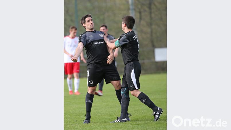 21 Mal netzte Spielertrainer Christian Zechmann (links) für den TSV Stulln in der abgelaufenen Spielzeit ein. Auf diese Treffsicherheit setzt der TSV auch gegen die SpVgg SV Weiden II. Im Bild gratuliert ihm Kapitän Alexander Zuehlke. Eger, Armin [EG] (armin.eger@oberpfalzmedien.de)